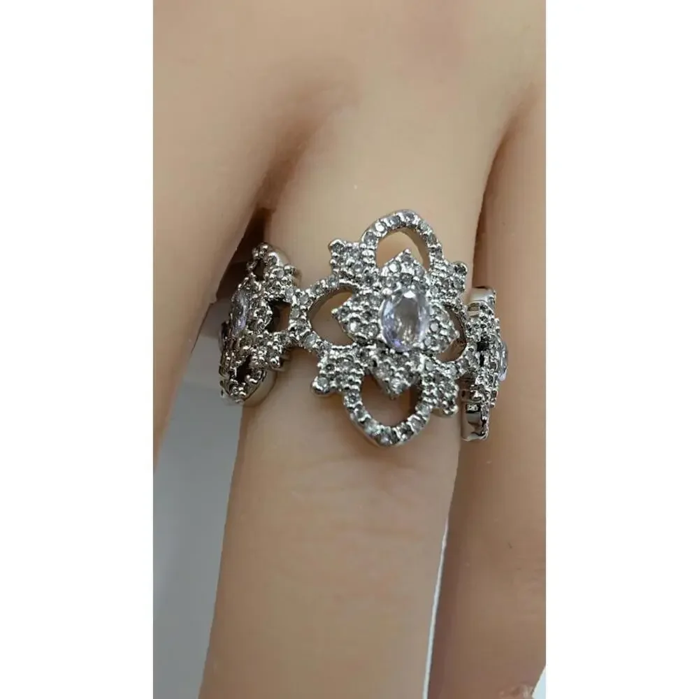 Elegant Vintage Silver Filigree Ring with Sparkling Details Size 7